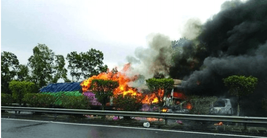 越秀民警出差路上突遇車禍 眼見大火燒起停車去救援