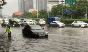 暴雨中的深圳:開車如坐船 地鐵站臨時關(guān)門