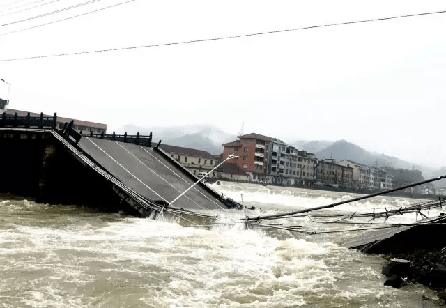 錢塘江爆發(fā)特大洪水沖垮歷史古橋