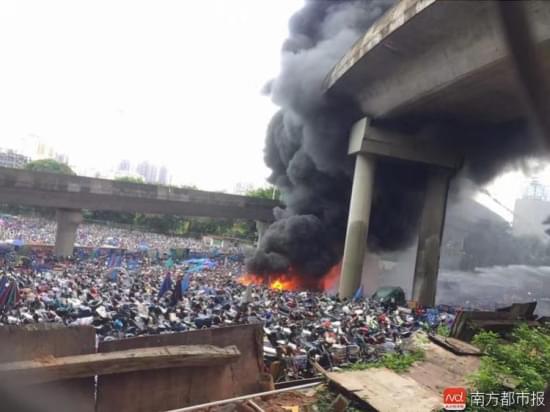 深圳交警扣車(chē)場(chǎng)大火繚繞 場(chǎng)內(nèi)車(chē)輛燒為焦炭