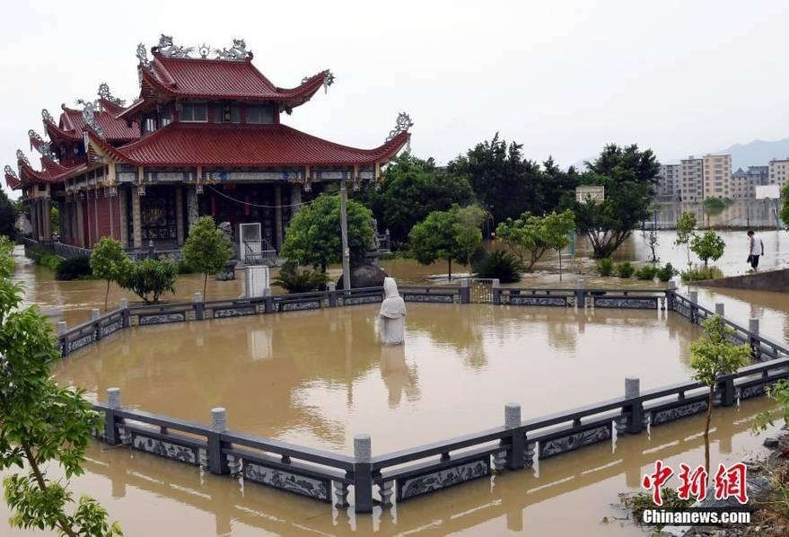 臺風(fēng)過后福建省多地暴雨內(nèi)澇