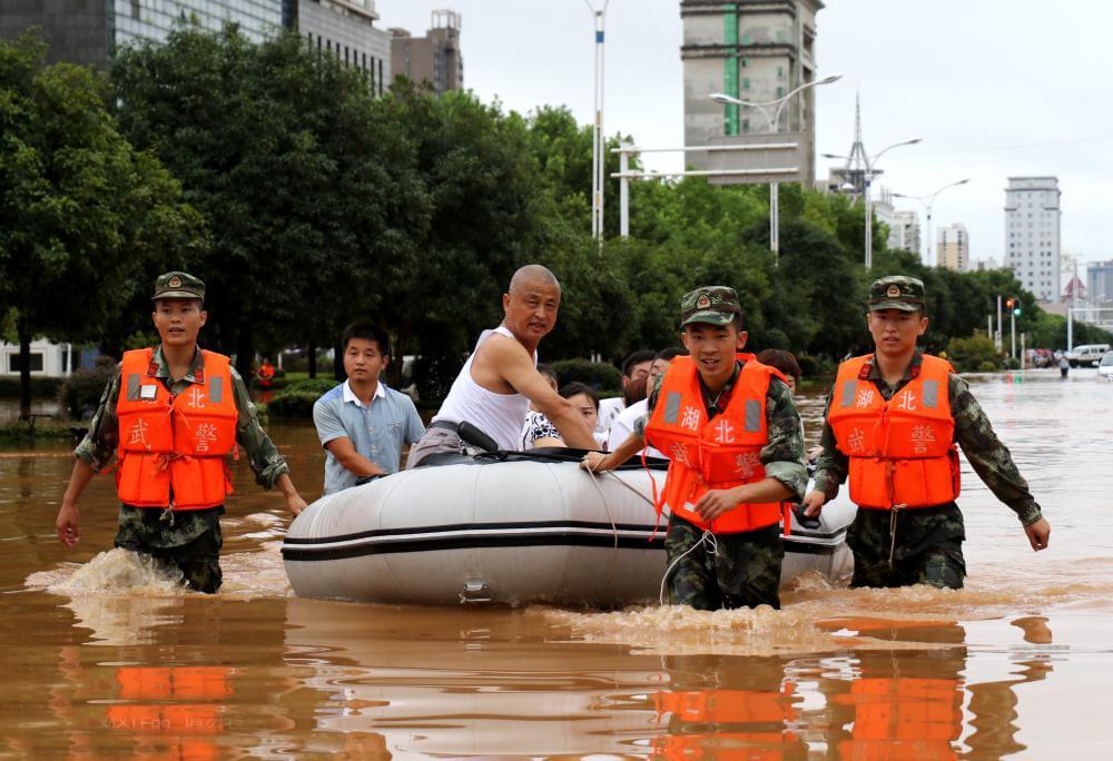 暴雨致湖北咸寧水庫超出水位 引發(fā)多地洪水內(nèi)澇