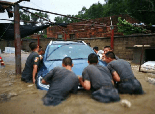 強(qiáng)臺(tái)風(fēng)“天鴿”來襲 武警官兵奮力搶救